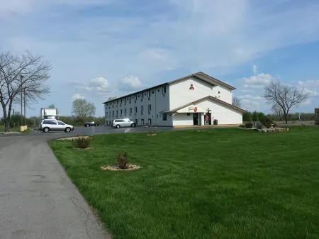 Super 8 by Wyndham Saginaw Отели рядом с достопримечательностью «Парк Зауэл»