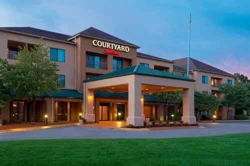 Courtyard Akron Fairlawn فنادق في Montrose-Ghent