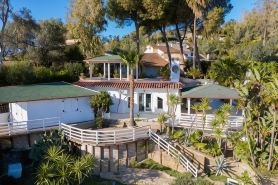 Praialonga Suites with Pool and Garden