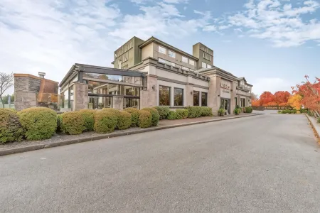 Sandman Hotel Vancouver Airport Отели рядом с достопримечательностью «City Centre Community Centre»