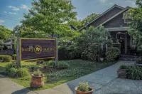 Charming Retreat with Rooftop Deck and Stylish Amenities - Cozy Oasis Hotels in Berry Hill