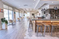 Guy Harvey Resort on Saint Augustine Beach - bar