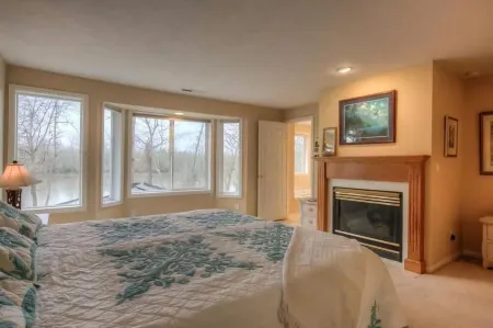 The River Retreat- 4 Bedroom Home on The Willamette River in Salem Oregon