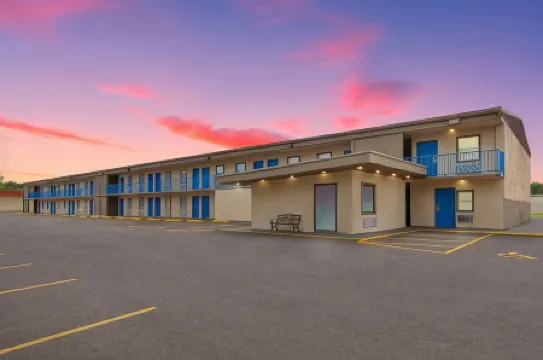 Super 8 by Wyndham Paducah I-24 Exit 4