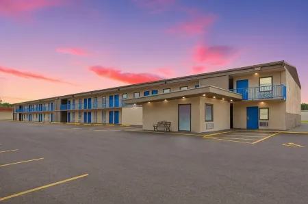 Super 8 by Wyndham Paducah I-24 Exit 4