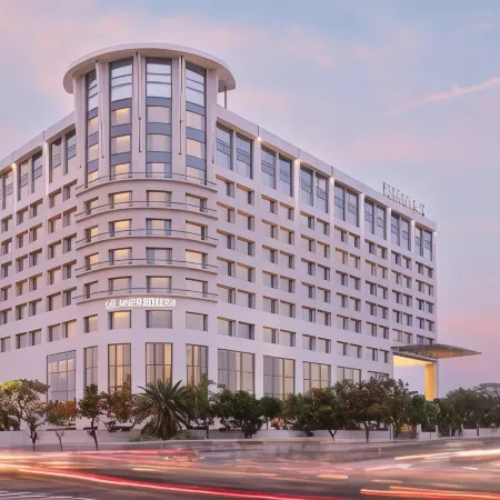 Le Meridien Ahmedabad Отели рядом с достопримечательностью «Торговый центр Alpha One»
