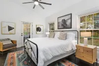 Sanctuary Retreat: Private Pool, Hot Tub & Firepit Hotels in Chikaming Township