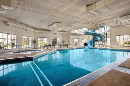 Days Inn & Suites by Wyndham Strathmore Отели в г. Стратмор