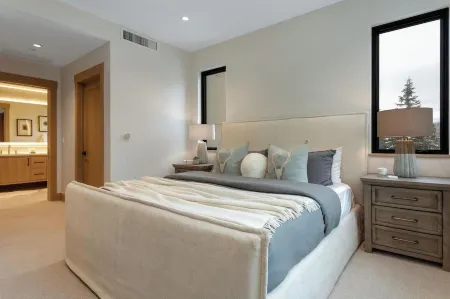 CRBC-Best of the Best! Brand New! Ski in/out, Resort & Spa, Hot tub, Ski Valet