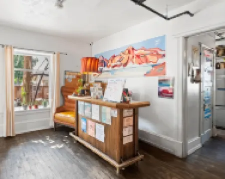 Bunk & Brew Historic Lucas House - Hostel