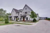 Riverfront Sheboygan Townhome w/ Grill! فنادق في شيبويغان