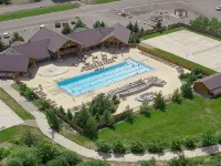 5-star family home with game room, private hot tub, summer pool, near the lake! Hotels in Ronald