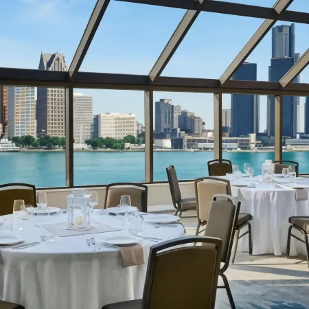 DoubleTree by Hilton Windsor Hotel and Suites Отели в г. Виндзор