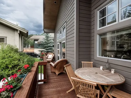 Spacious Custom Home with Scenic Deck and Shuttle Access - Delightful Retreat Отели в г. Минчерн