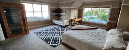 Spacious Home with Amazing Views - 2 Min Drive to  Beach/Water Access