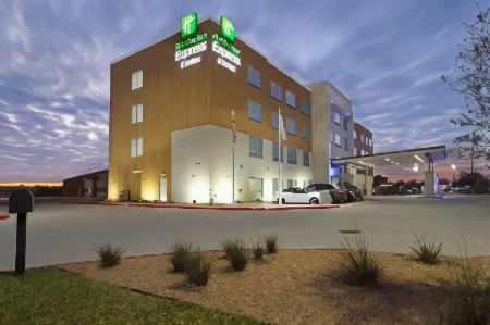 Holiday Inn Express & Suites Brookshire - Katy Freeway