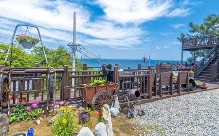 Yeongdeok Pine Pension Отели рядом с достопримечательностью «Yeongdeok Wind Power Complex»