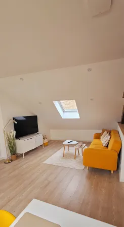 Le comble de Lens / Large, quiet, bright studio 10 minutes from the station and stadium Отели в г. Ланс