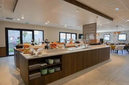 Hôtel le Kennedy, Clermont-Ferrand, the Originals Relais Отели рядом с достопримечательностью «Собор Нотр-Дам дю Пор»