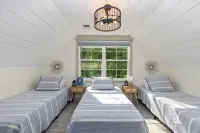 Gorgeous Cottage on Wabasis Lake. Pontoon included & pet friendly! Hotels in Oakfield Township