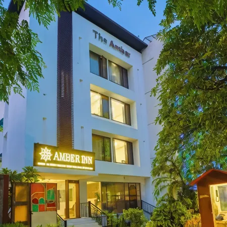 Amber Inn by Orion Hotels Отели рядом с достопримечательностью «Храм Лотоса»
