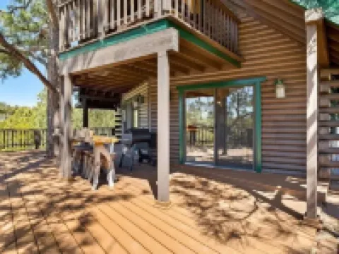 The Treehouse a 4-bedroom log cabin on 3 acres in Heber-Overgaard Hotels in Heber