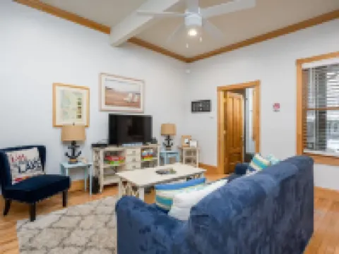 Lake Life Getaway - Condo Near Downtown! Hotels in Douglas