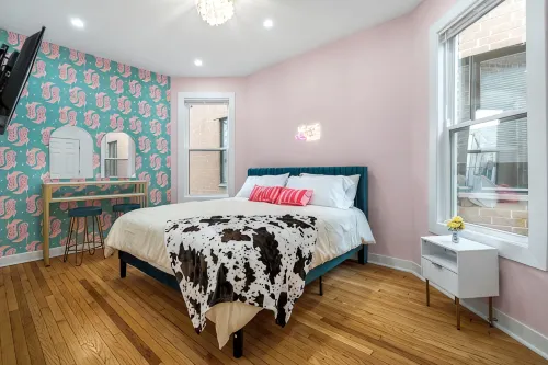Retro Disco Cowboy Fun, Walk to Wrigley, Restaurants/Bars! 15 mins to downtown! - Bungalows