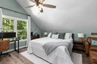 Cozy Family Lakehouse with Winter Lakeview, Hot Tub, Arcade, Mini Golf, Kng Beds - بوتيك