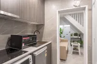 Central Station Room – Walk to CBD, Shops & Cafés - Condos