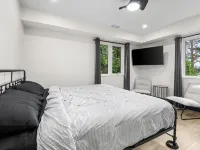 Luxury Waterfront Retreat with Sauna, EV Charger, Pizza Oven & Lake Views Hotels in Severn