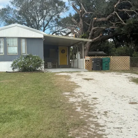 Charming 2-bedroom mobile home with WiFi and AC in Okeechobee Отели в г. Окичоби