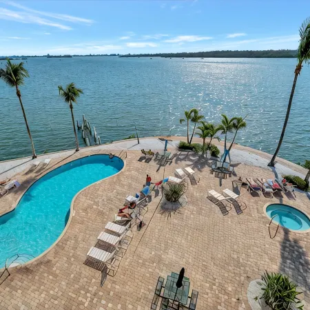 Sunlit Bayview Suite Balcony Pool & Hot Tub!