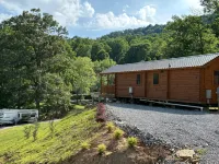 Cozy 1 bedroom cabin in charming Hiawassee with WiFi, AC & HeatAdults only.