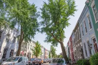 Unique renovated townhouse with private backyard - บังกะโล