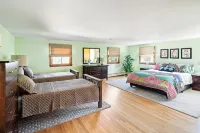 Sun Filled Lenox Retreat - Minutes to Tanglewood!