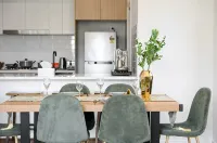 Spacious 5-bedroom building in brilliant Austral with AC