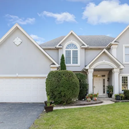 Hot Tub, Smart TVs, Spacious 5bedroom house in charming Bolingbrook with WiFi,AC