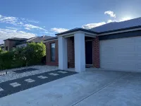 Modern 4-Bedroom Home, Near Playground, Lake & Nature Trails, Minutes to Bendigo - Bungalows