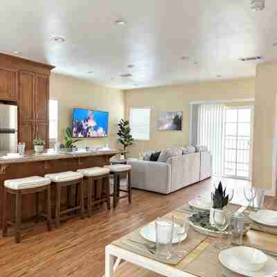 Disneyland Getaway Tri-level Gated Townhome Others