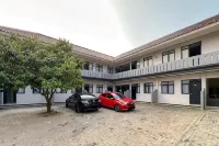 RedDoorz near Maulana Yusuf Stadium Serang - Parking