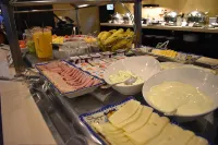 Hilton Garden Inn Guatemala City - breakfast