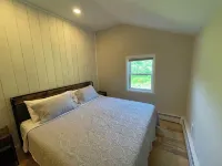 Private 5-Acre Farmhouse Retreat; Full Kitchen Fire Pit Office Pets OK  BBQ WiFi