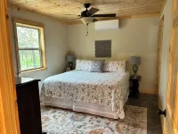 Shady Pines Cottage; A Charming 2-Bedroom Cottage. Pet-Friendly! - 民泊