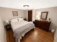 Cozy Urban Bungalow-Near Pit Airport, Stadiums, Parks & Museums! Pet Friendly!