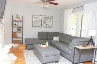 Cute 3 BDRM Near Main St. W/ Hot Tub, Fire Pit, 2 Patios, and a Backyard Oasis - Træningscentre