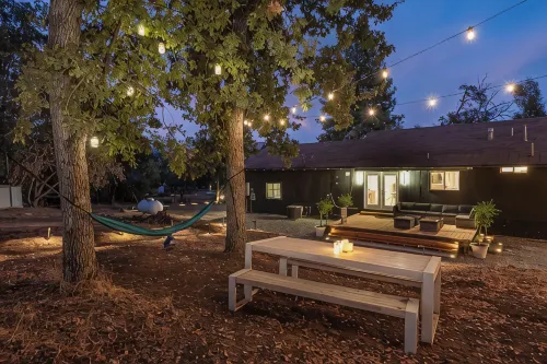 Yosemite Sunrise Retreats: 2 Homes on 5 Acres! Pool, 2 Spas, 50 min to Yosemite! - 4-نجوم
