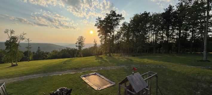 Spacious modern mountain style home with beautiful western views in Corning, NY Ξενοδοχεία στην πόλη Steuben County