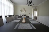 Spacious 5-Bedroom Bungalow in Welcoming Berwyn - Homestays