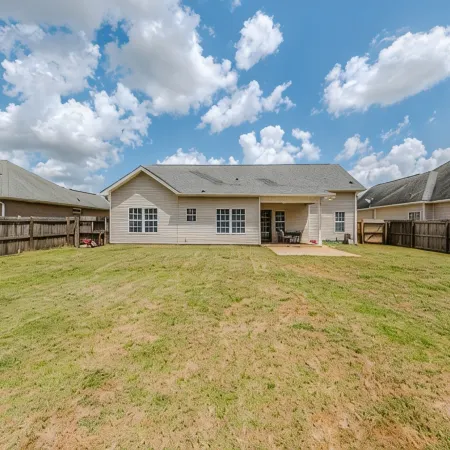 Southern Delight-4 Bed Room-7 beds- Private Backyard-Great for Larger Groups